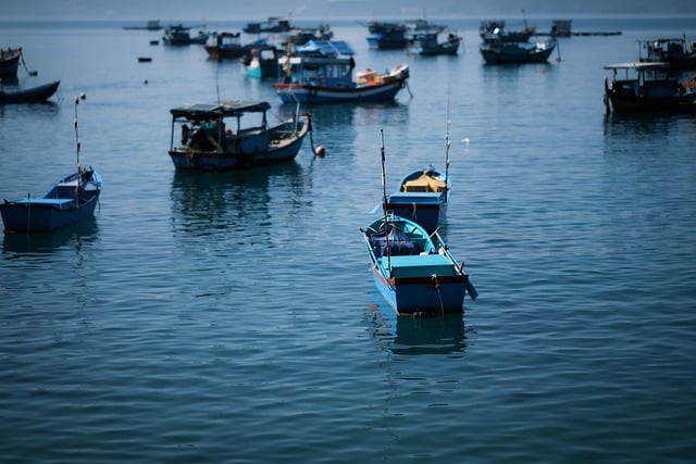 Viele kleine Fischerboote auf ruhiger Wasseroberfläche