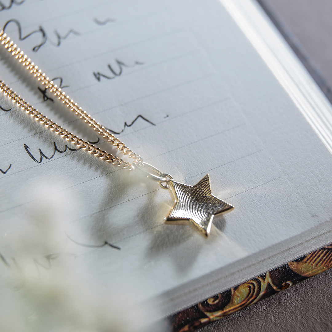 Erinnerungsschmuck der Manufaktur Schoen-e-berg - Kette als Stern mit dem originalen Fingerabdruck eines Verstorbenen