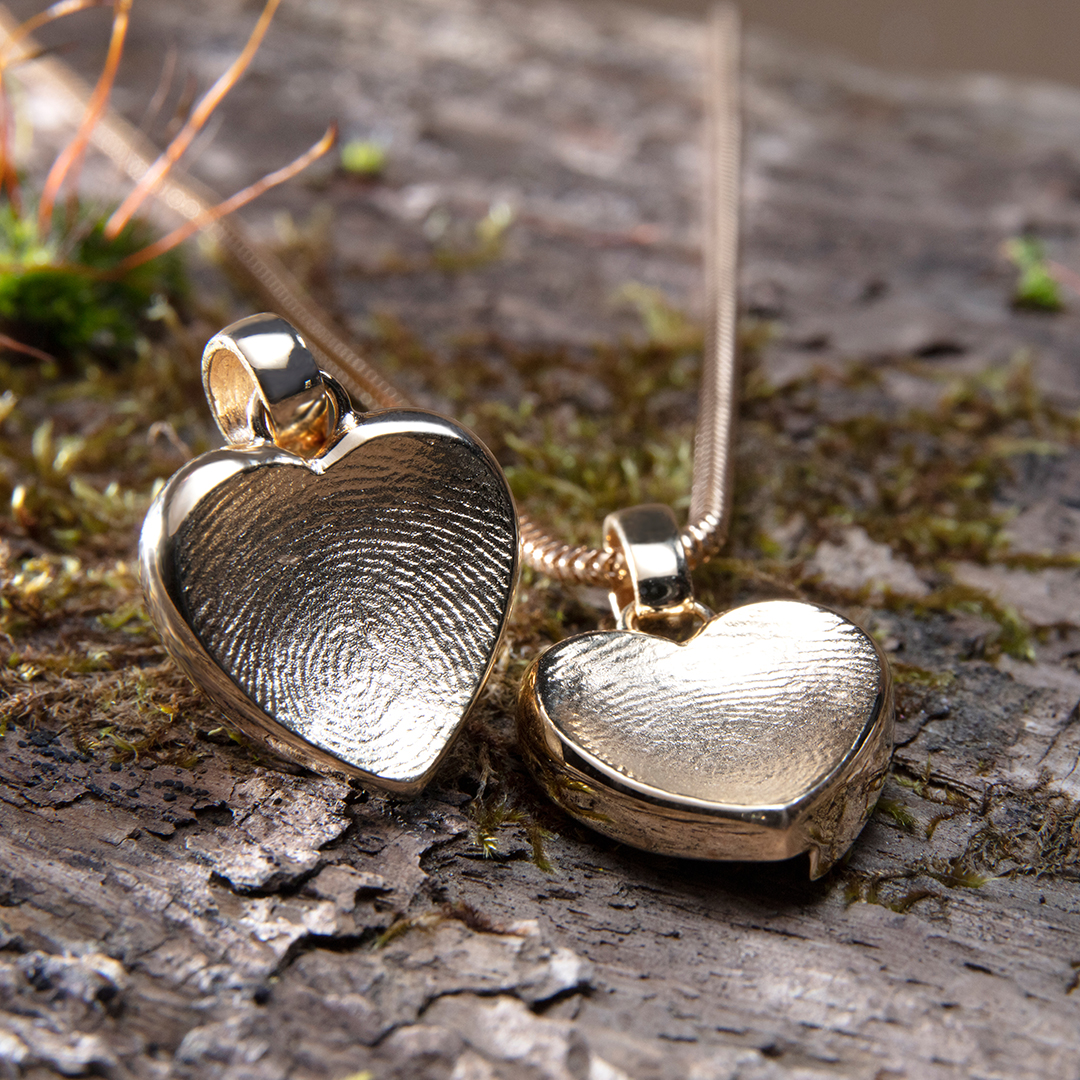 Erinnerungsschmuck der Manufaktur Schoen-e-berg - Herzkette mit dem originalen Fingerabdruck eines Verstorbenen
