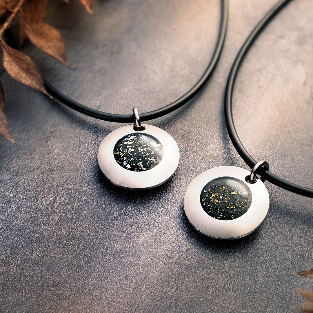 Erinnerungsschmuck der Manufaktur Schoen-e-berg - Erinnerungsmünze aus Blattsilber oder Blattgold als Schmuckanhänger in Edelstahl