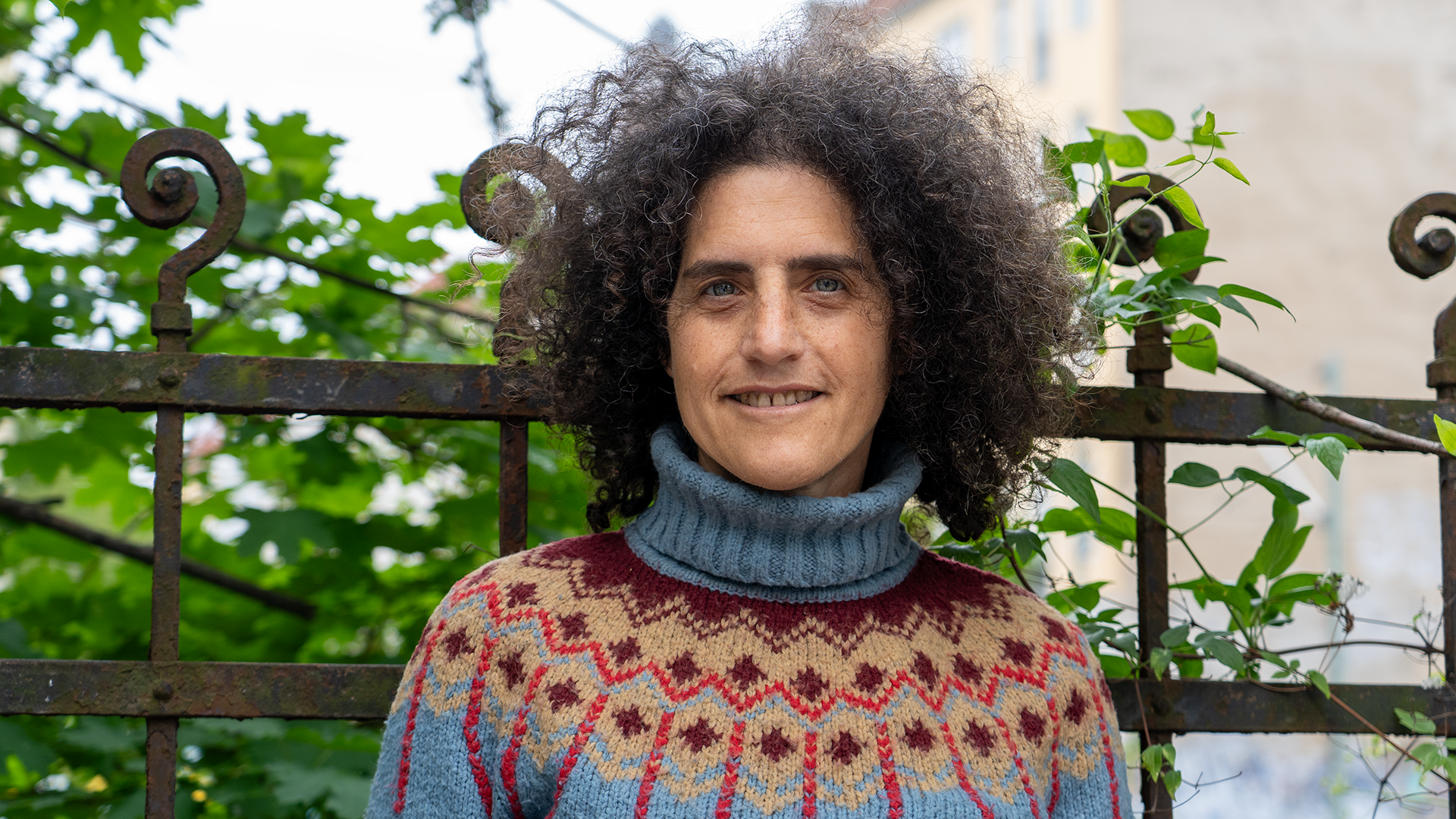  Porträt einer lächelnden Frau namens Sivan